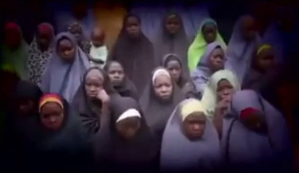 Na videu je část školaček, které stále ještě žijí. Islamistická organizace Boko Haram je v Nigérii unesla v dubnu 2014.