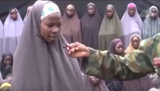 Na videu je část školaček, které stále ještě žijí. Islamistická organizace Boko Haram je v Nigérii unesla v dubnu 2014.