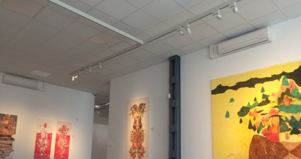 Výstava Radky Blazewicz v Bold Gallery v pražských Holešovicích hýří barevnou nápaditostí. Na jejích obrazech se zrcadlí výjevy z Božské komedie Danta Alighieriho.