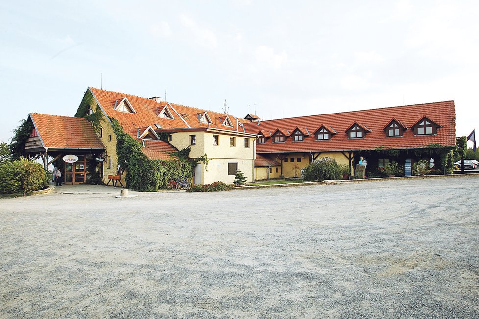 Farma Bolka Polívky v Olšanech se prodala 23.října v dražbě za 15 milionů.