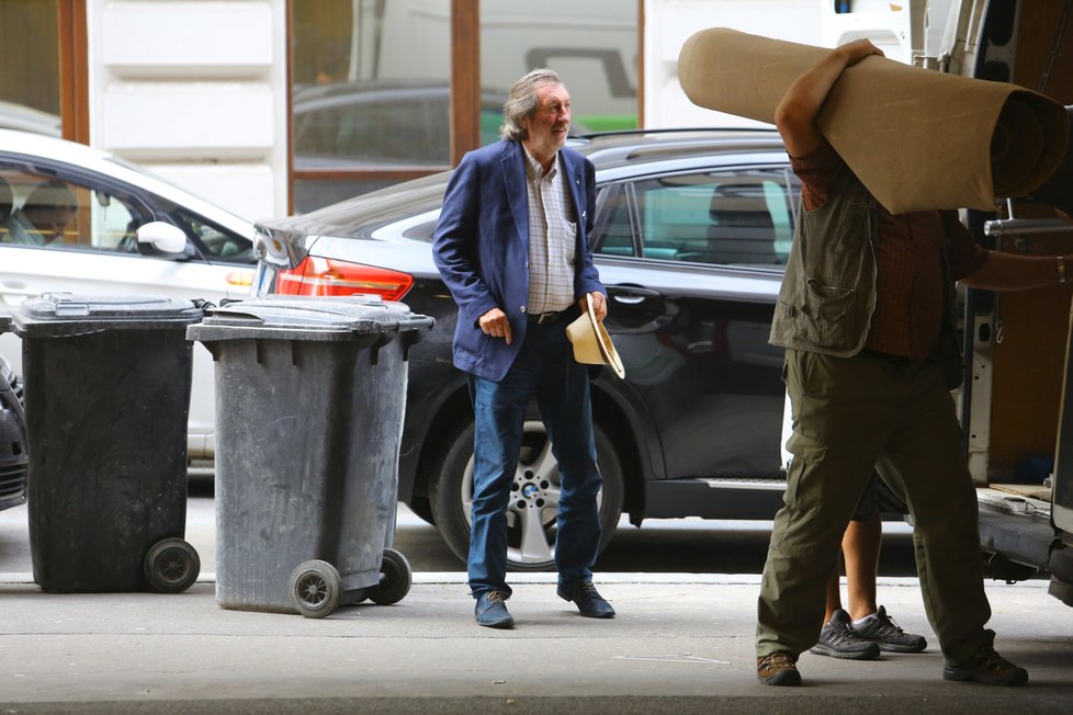 Bolek Polívka měl při vystupování auta problémy s pohybem