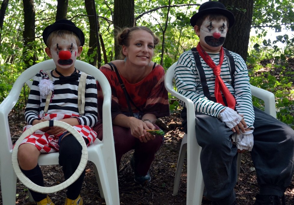Dcera Bolka Polívky Anna čeká v lesním stínu se svými nevlastními bratry Františkem (vlevo) a Honzíkem na natáčení scény lovu klaunů.