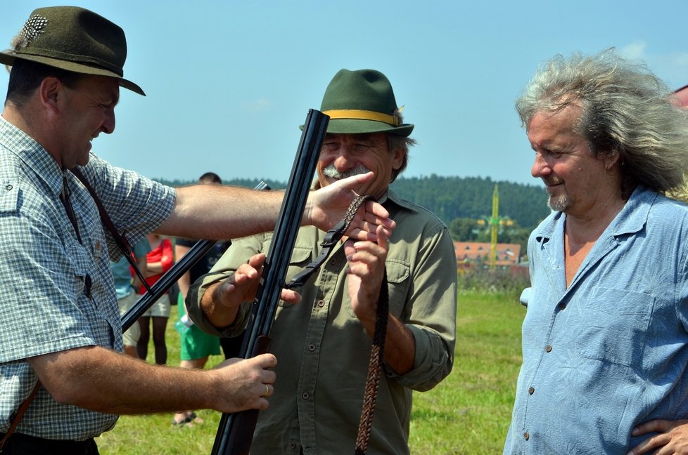 Kameraman Brabec nosí dlouhé vlasy rád.