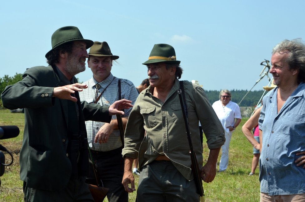 Autor scénáře Bolek Polívka dával před natáčením závěrečných scén pokyny Pavlu Zedníčkovi.