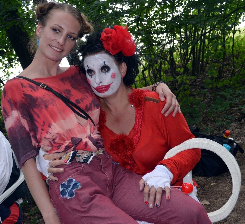 Zachránkyně ulovených klaunů Anička Polívková (vlevo) s Bolkovou partnerkou Marcelou Černou, která hrála matku z rodinky klaunů.