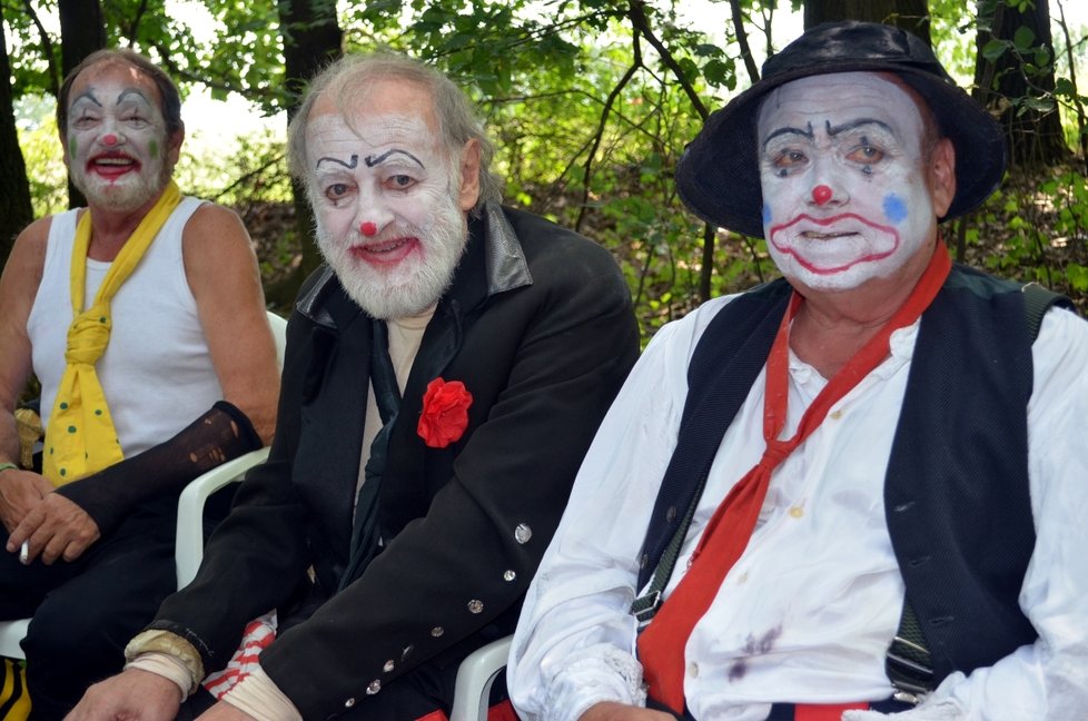 Polívkův pobratim Jiří Pecha (uprostřed) si zahrál klauna spolu s Barynem (vpravo) a Frettym, známými z Bolkovy televizní Manéže.