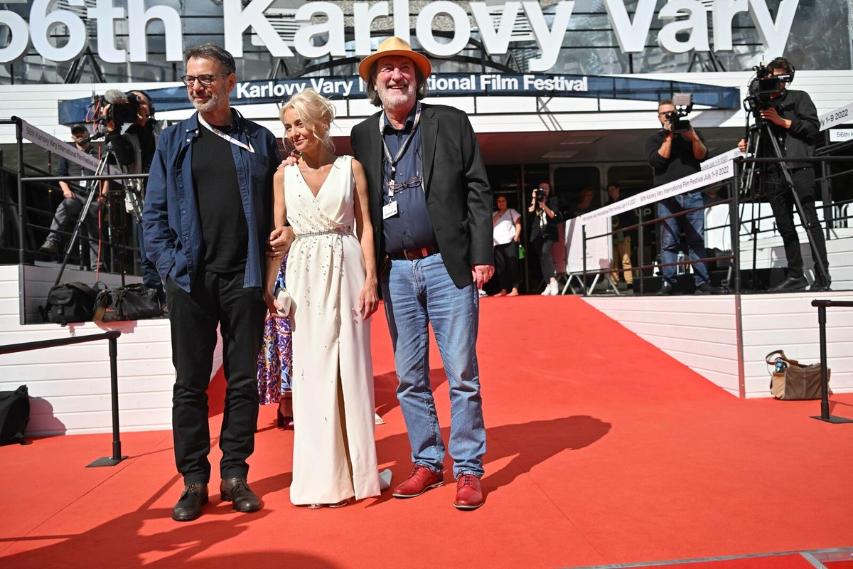 Bolek Polívka, Veronika Žilková a režisér Vladimír Michálek na projekci filmu Zapomenuté světlo na festivalu v Karlových Varech