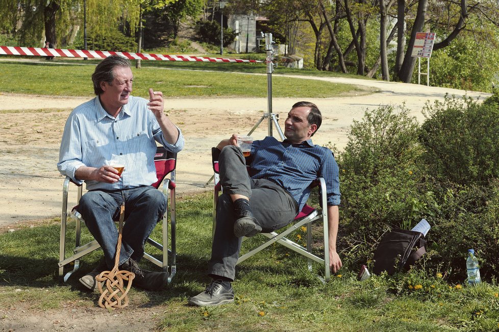 Takhle už si Bolek na zahradě na své farmě neposedí