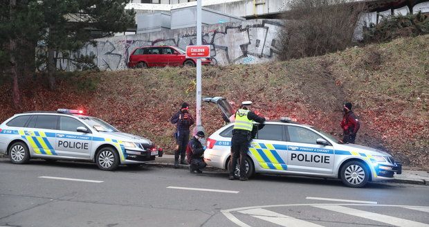 Policejní honička v Nuslích: Na muže se zákazem řízení neplatily výzvy k zastavení, i tak neujel daleko