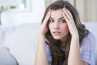 Je to obyčejná bolest hlavy, nebo migréna? Poznáte to podle těchto příznaků!