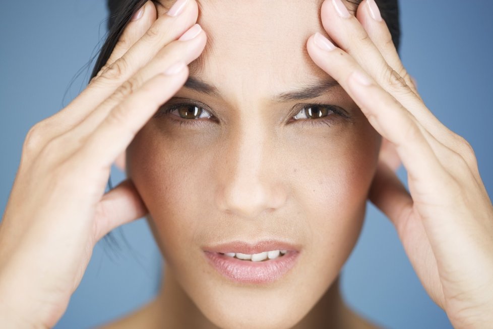 Bolest, zvracení, poruchy vidění, citlivost na pachy, zvuk, světlo - to jsou nejčastější projevy migrény.