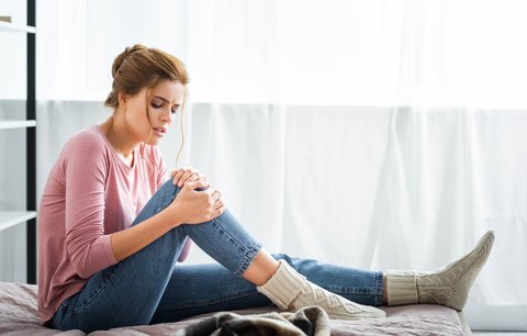 Bylinkářka radí, co pomáhá na bolest kloubů: Léčba pupeny, obklady a akupunktura