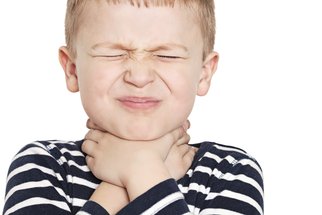 Strašně mě bolí v krku! Jak poznat angínu u dětí a kdy nechat vytrhnout mandle?