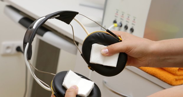 Elektrický proud se domozku posílá pomocí sluchátek, která si ovšem pacient nedává na uši, ale napříč hlavy