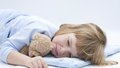 Růstové bolesti mohou být tak silné, že dítě probouzí ze spánku. Bohužel na ně není lék. Pomůže masírování chladivým gelem.