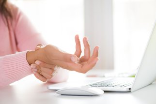 Jaké cviky pomohou, když od počítačů a mobilů bolí ruce? 