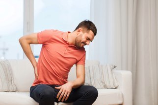 4 tipy, jak na bolavá záda: Jak se vyrovnat s akutní bolestí a jak problémům se zády předcházet?