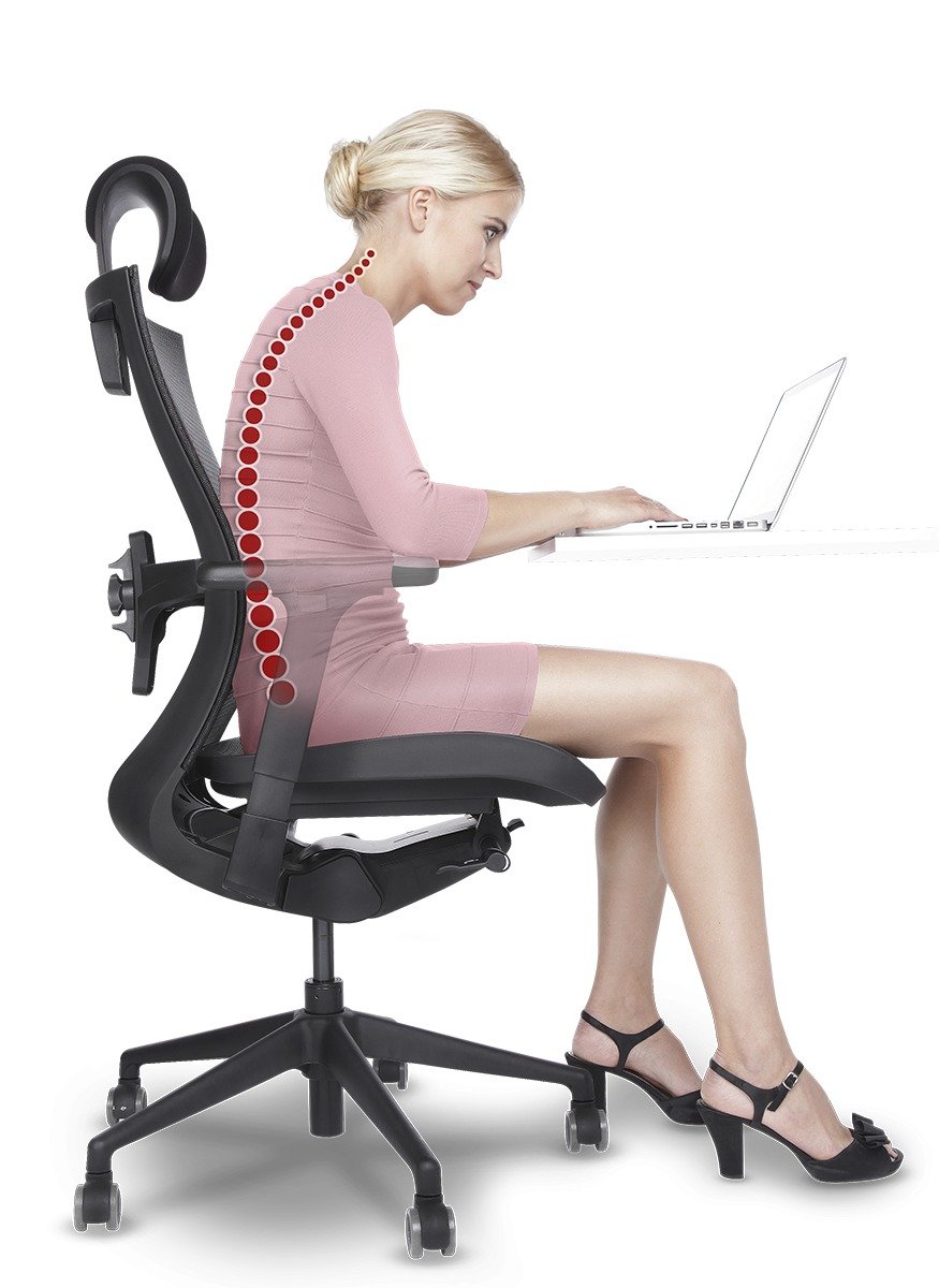 Nesprávný posed: Při dlouhém sezení na klasické kancelářské židli mohou bolet záda, protože se v ní křiví páteř.