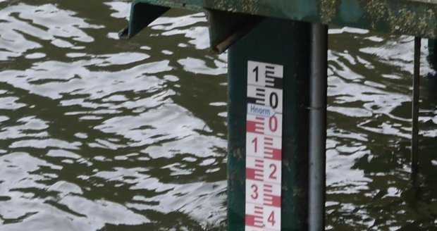 Hladina Boleveckého rybníku byla loni v září před napouštěním 1,3 metru pod normálem a teď je 52 cm pod normálem.