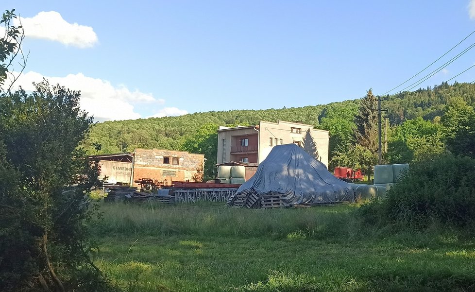 Zemědělská usedlost pod horami, o kterou střelec z třinecké nemocnice zřejmě přijde.