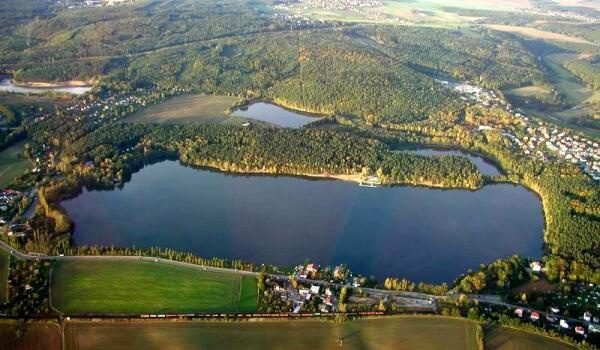 Bolevecký rybník, když měl ještě dostatek vody. Žádný ostrov není vidět.