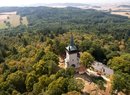 Primát nejstarší rozhledny v kraji má Bolfánek u Chudenic – jen věž se zachovala z později zrušeného poutního kostela, následně v roce 1845 byla zvýšena a upravena na rozhlednu, ze které za dobré viditelnosti zahlédnete Šumavu i Alpy