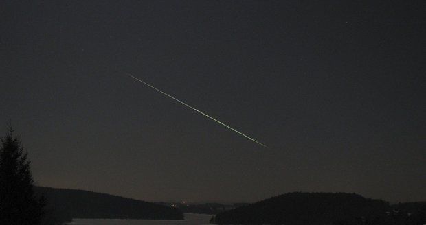 Kamery zachytily vzácnou podívanou. Nad Českem prolétl velký meteor