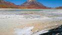 Stratovulkán Licancabur (5920 m) s jezerem Laguna Verde se nachází v nejzazším jihozápadním cípu Bolívie.  Jeho vrcholem prochází  hranice s Chile.