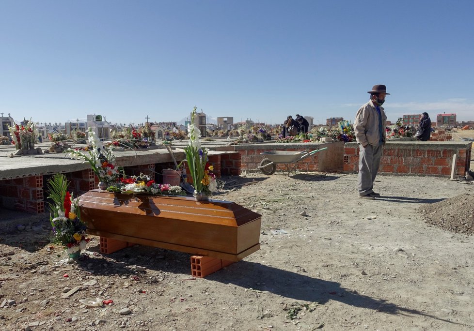 Pohřeb obětí koronaviru v Bolívii (22. 7. 2020)
