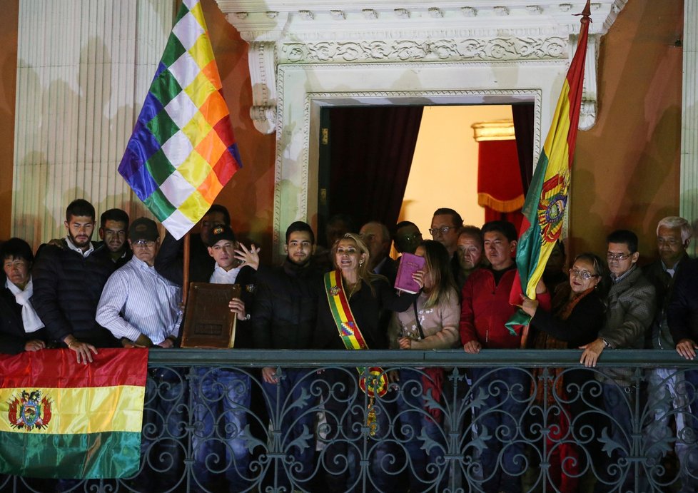 Bolívie má dočasnou prezidentku, USA ze země stahují zaměstnance