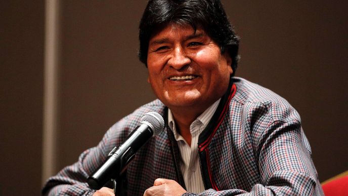 Evo Morales, který stál v čele země téměř 14 let, pod tlakem a na výzvu vedení armády i policie rezignoval, odstoupil i viceprezident Álvaro García Linera a šéfové obou komor parlamentu.