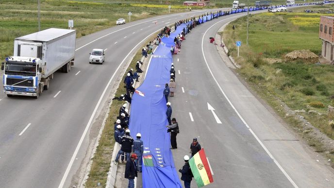 Protestní vlajka je 200 kilometrů dlouhá