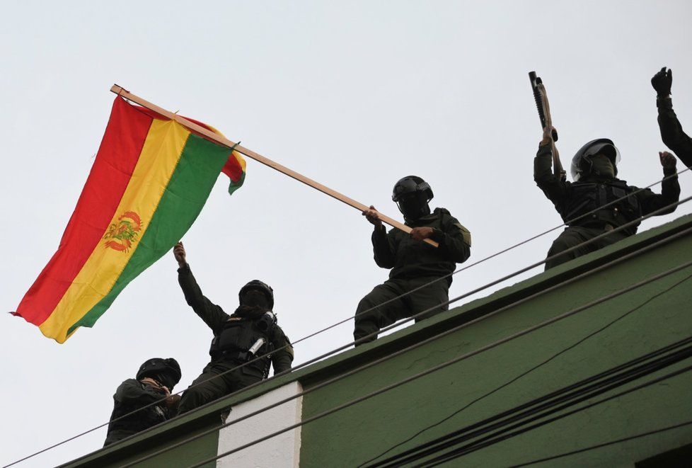 V Bolivii se pokračují protesty proti prezidentovi, vzbouřily se i policejní jednotky.