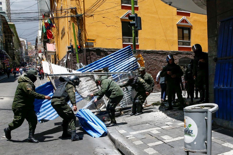 V Bolívii pokračují masové protesty. Situaci se snaží uklidnit církev a OSN.