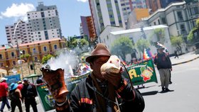 Povolební demonstrace v Bolívii provází násilí. Při protestech zemřeli nejméně dva lidé.