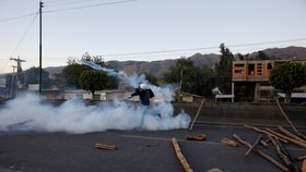 V Bolívii pokračují masové protesty. Situaci se snaží uklidnit církev a OSN.