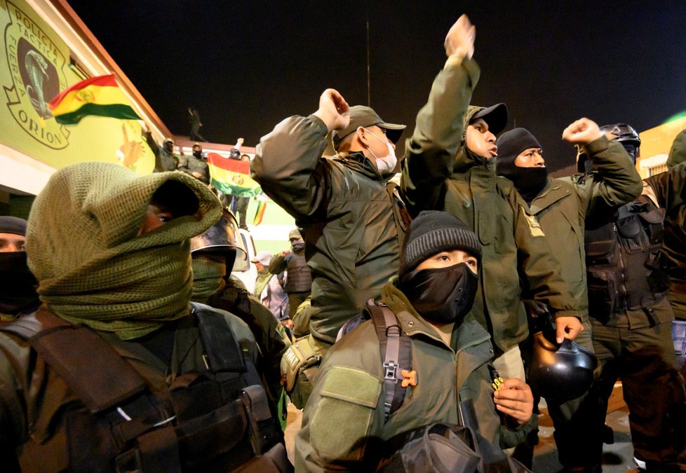 V Bolivii se pokračují protesty proti prezidentovi, vzbouřily se i policejní jednotky.