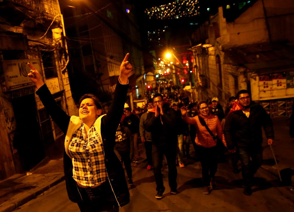 V Bolívii pokračují protesty proti prezidentovi, vzbouřily se i policejní jednotky.