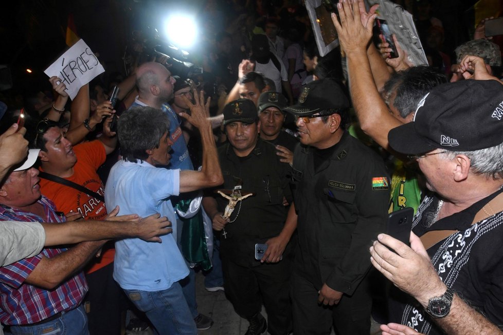 V Bolívii pokračují protesty proti prezidentovi, vzbouřily se i policejní jednotky.