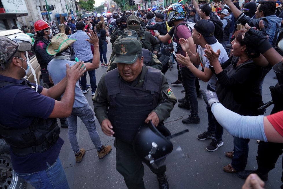 V Bolívii pokračují protesty proti prezidentovi, vzbouřily se i policejní jednotky.