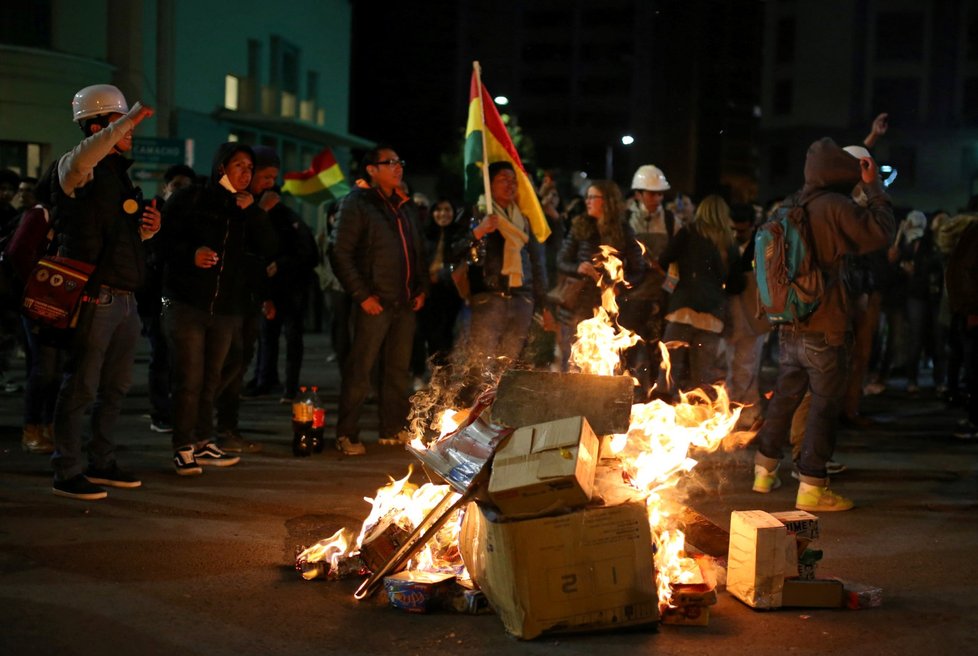 V Bolivii se pokračují protesty proti prezidentovi, vzbouřily se i policejní jednotky.