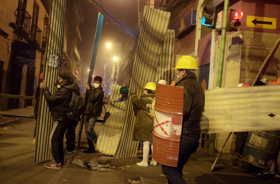 V Bolivii se pokračují protesty proti prezidentovi, vzbouřily se i policejní jednotky.