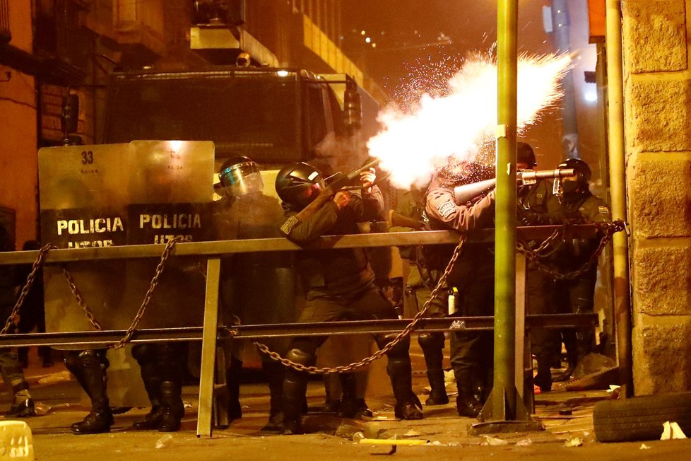 V Bolivii se pokračují protesty proti prezidentovi, vzbouřily se i policejní jednotky.