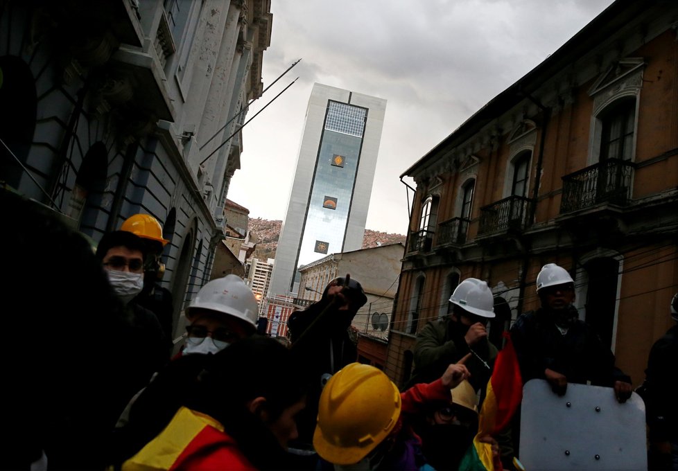 Opoziční demonstranti v Bolívii v sobotu pronikli do sídel dvou státních médií v metropoli La Paz a donutili tamní zaměstnance, aby opustili své redakce a přestali vysílat.