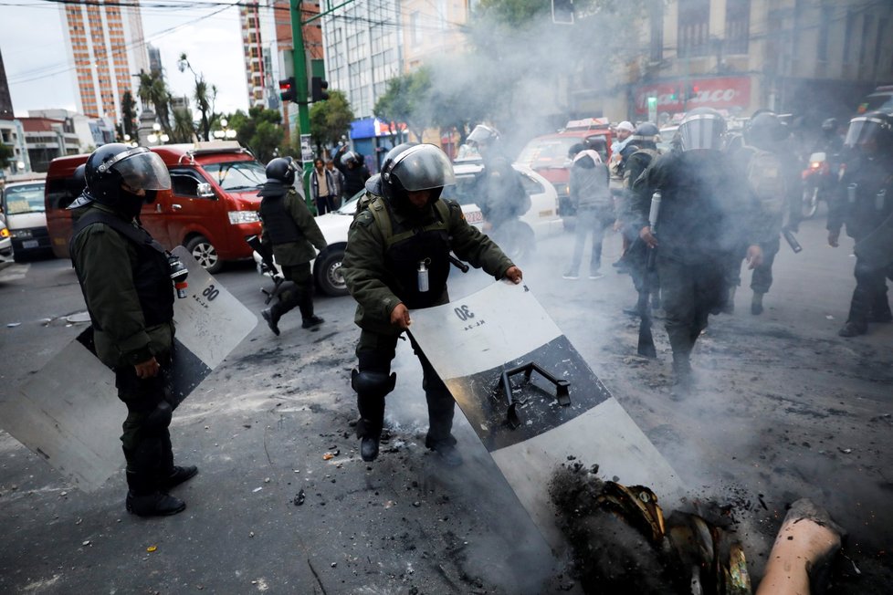 Násilí v Bolívii neustává. Protesty si vyžádaly už 10 obětí.