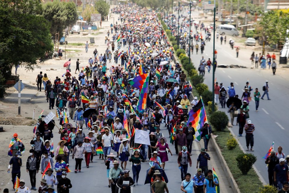V Bolívii pokračují masové protesty. Situaci se snaží uklidnit církev a OSN.