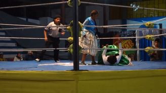 Wrestlingové Létající cholitas: Bolivijské ženy v sukních, které se rvou v ringu jako chlapi