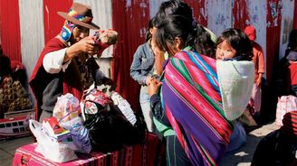 Alasitas: Populární bolivijský svátek, při kterém se dychtivě nakupují miniatury věcí, po kterých lidé touží