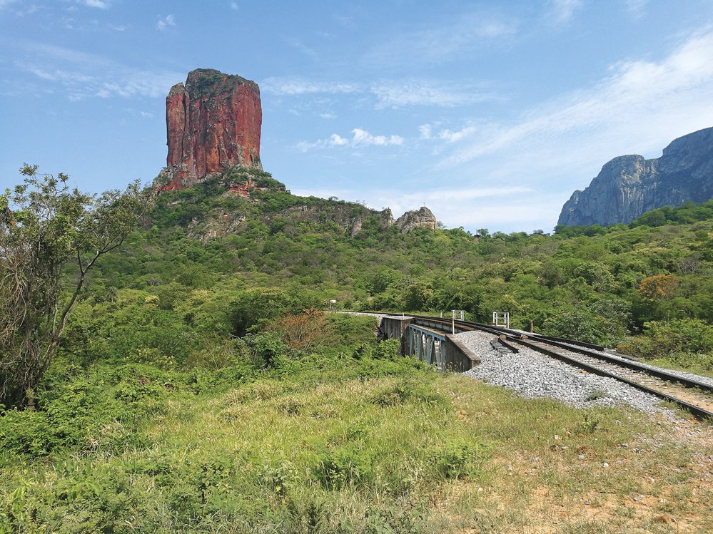 Skalní věž Torre de Chochís nad tratí bolivijského „vlaku smrti“