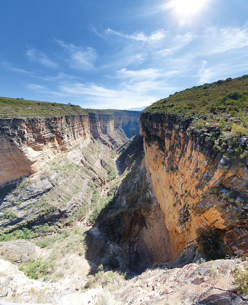 Gigantický kaňon Torotoro s hloubkou 300 metrů je vedle stop dinosaurů a doslova hromad zkamenělin další z atrakcí Národního parku Torotoro